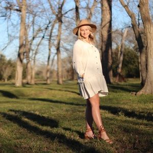 Cream tunic w/pockets!! Listicle brand. S,M,L.